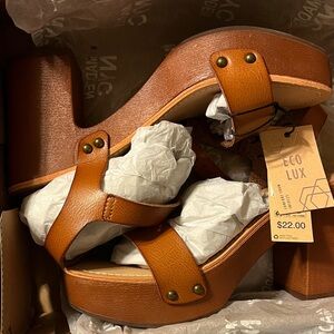 Steve Madden NYC Brown Platform Sandals.